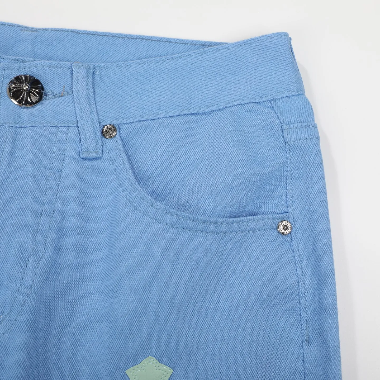 P270 Chrome hearts CH co-branded Drak Miami ice blue jeans exude uninhibited personality and unique charm. Every wear and tear is carefully designed to present a unique artistic feel. Made of imported denim fabric, which has undergone heavy industrial washing and destruction treatment, the trousers show a super cool effect on the upper body, allowing you to dominate the fashion stage.  This is more than just a pair of jeans, it is an expression of attitude. With its unique design concept and ultimate pursuit of details, Croxin breaks traditional boundaries and defines the jeans trend in the new era. The trousers are made of double-layer woven fabric with customized hardware. Special Italian cowhide is printed and cut. Custom-made sheepskin three-layer thick-line leather. The whole body is spliced ​​in heavy water washing. Craftsmen hand-splash ink. You can see the details. Three-dimensional cutting version. Loose and comfortable, not flattering to the body. Makes taller and slimmer. Seiko factory. Original quality control. Same style for men and women. Can be matched with couples. Versatile recommendation. Must-have jeans for all seasons. Color: ice blue. Size: 28-30-32-34.